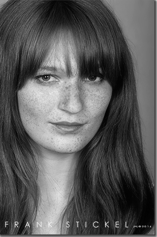 Portrait Olga Loca lässig schwarz weiß