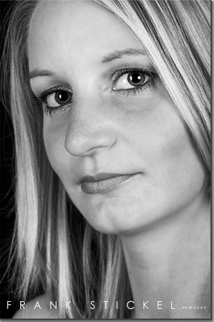 Portrait von Sanie K. schwarz weiß